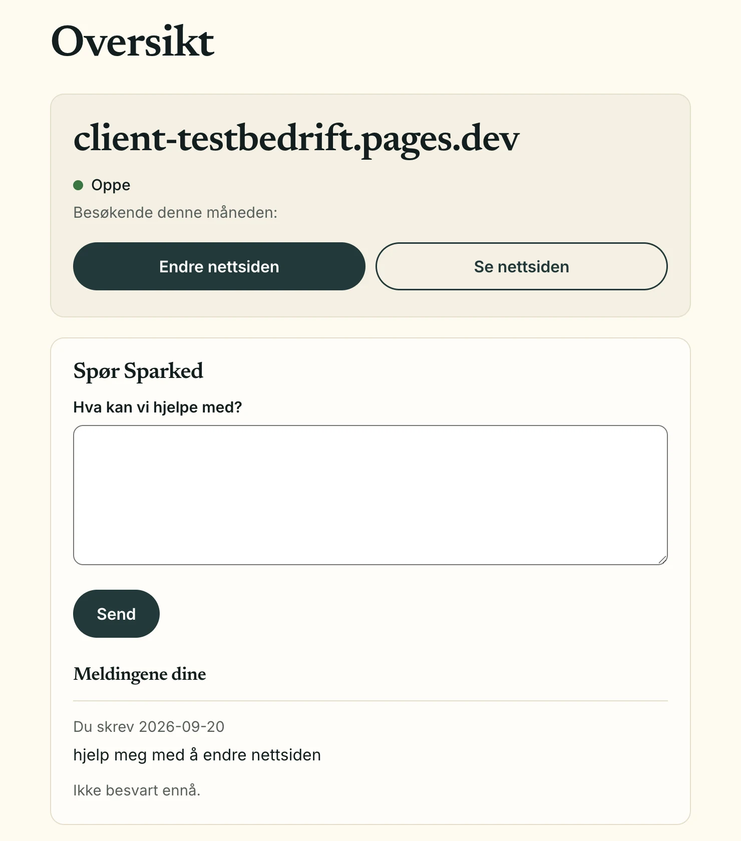 Kundepanelet til Sparked: oversikten over nettsiden din, med status «Oppe», antall besøkende denne måneden og knappene «Endre nettsiden» og «Se nettsiden».